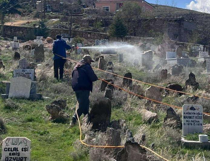 Yaprakhisar Köy Mezarlığında İlaçlama Çalışması Gerçekleştirildi